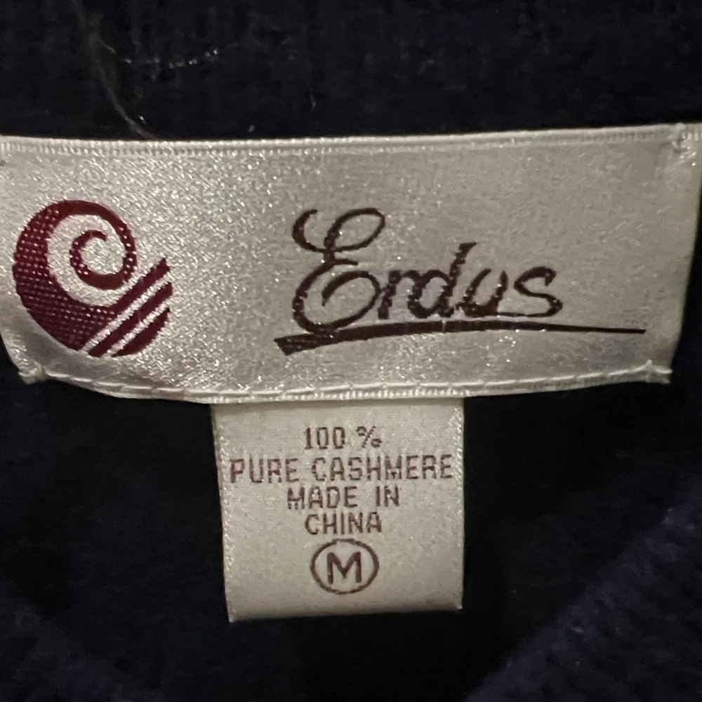 Men's Deep Blue V-Neck Cashmere Sweater size Medium